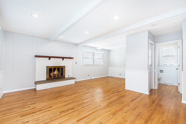 Building Photo - 370 Prairie Ave