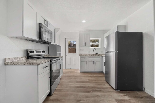 Building Photo - Spacious and Affordable 2BR, 1BA Available now in SE!