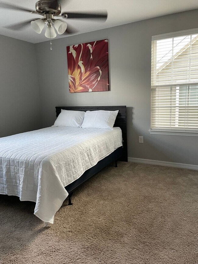 Building Photo - Spacious 5BR House in Crestview