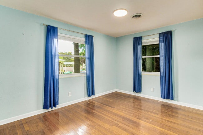 Building Photo - Beautiful East Hill home located in one of...