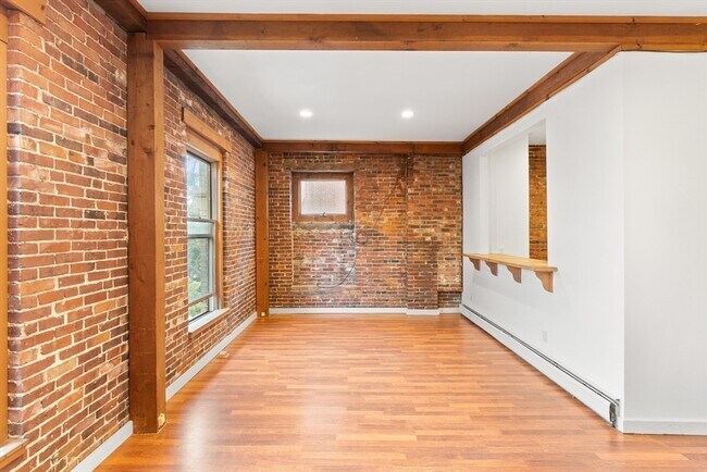 Building Photo - 100-102 Main St