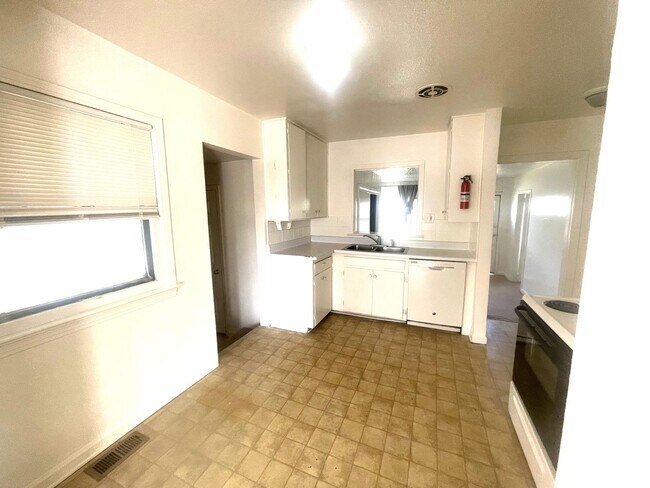 Building Photo - (2539 10th Ave Ct.)