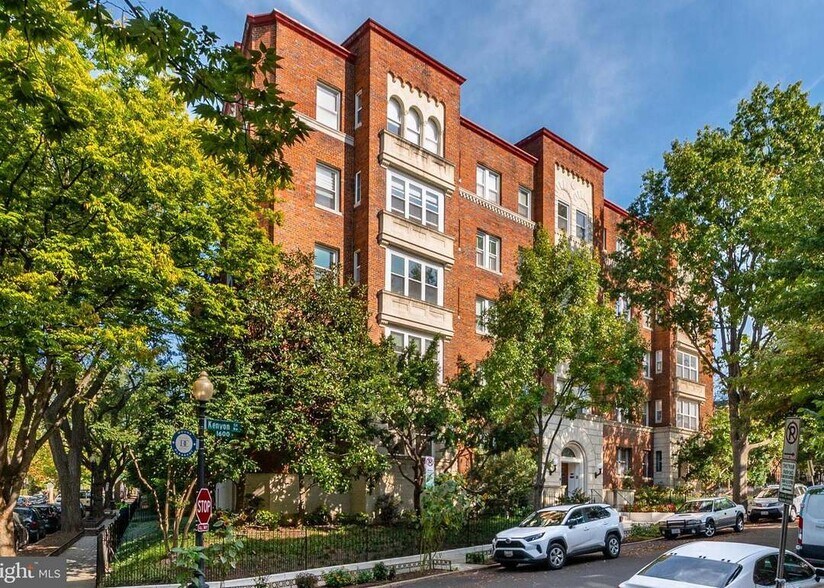 Building Photo - 1615 Kenyon St NW