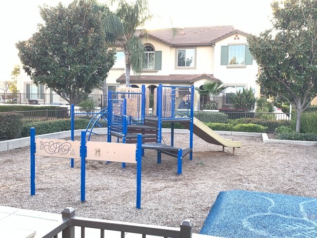 Building Photo - Beautiful 2 Bedrooms,  2.5 Bath Townhome with 2 Car Attached Garage in Ontario