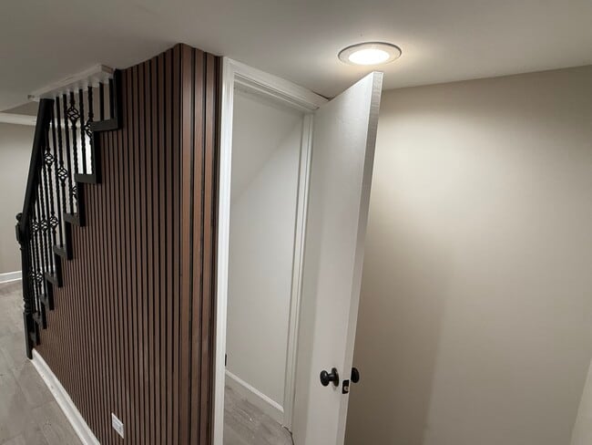 Building Photo - 912 N Ashland Ave