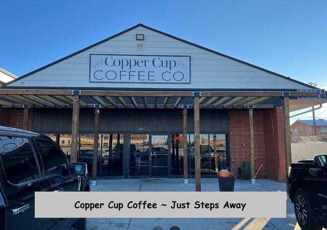 Building Photo - 206 W 7th St