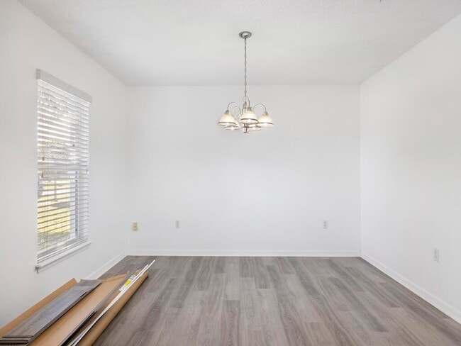 Building Photo - 981 SW McElroy Ave