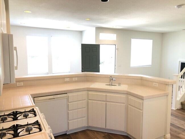 Building Photo - CHARMING 3 BR/2.5 BATH  " TWELVE PICKET LA...