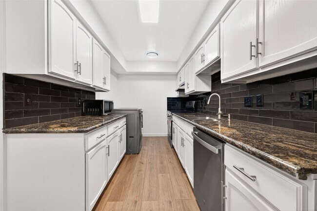 Building Photo - 359 N Post Oak Ln