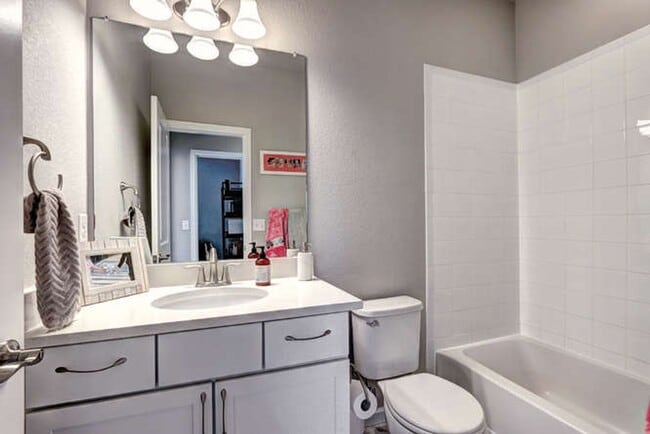 Building Photo - Evolve Real Estate: AVAILABLE 8/1/25! Stun...