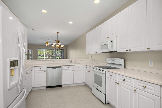 Building Photo - 2056 Crestview Way