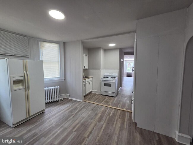 Building Photo - 6149 W Columbia Ave