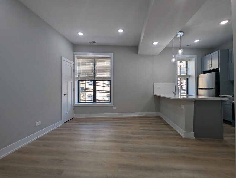 Building Photo - 423 W Belden Ave
