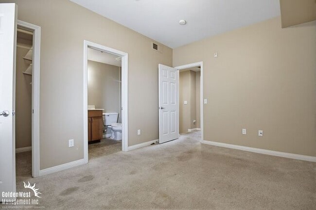 Building Photo - Modern 2Bdm 2Ba Condo in the Heart of Bankers Hill - MI Special