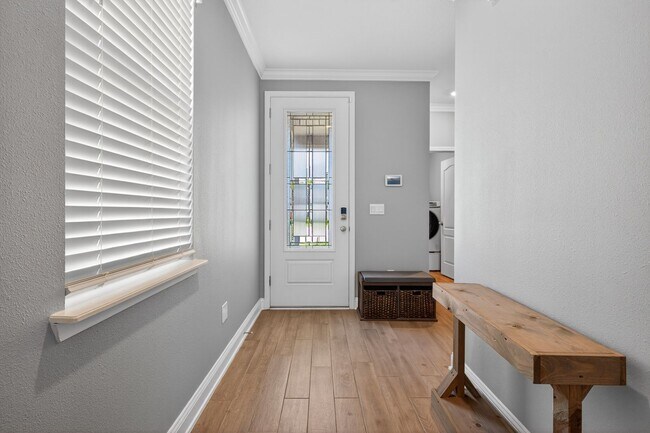 Building Photo - Resort-Style Living!