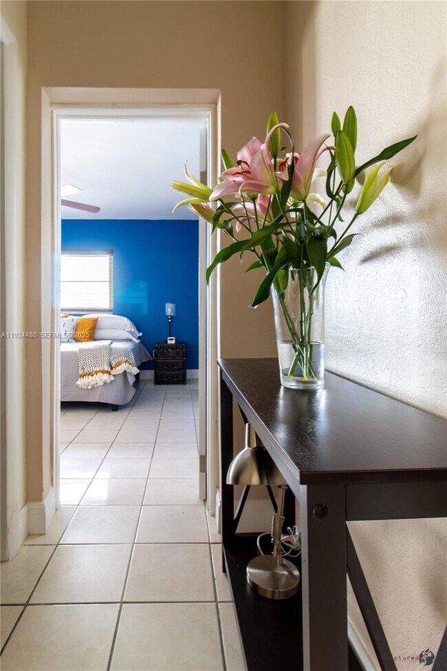 Building Photo - 985 SW 10th St