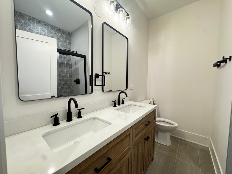 Building Photo - 2425 W Cortez St