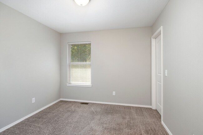 Building Photo - 662 S Long Dr