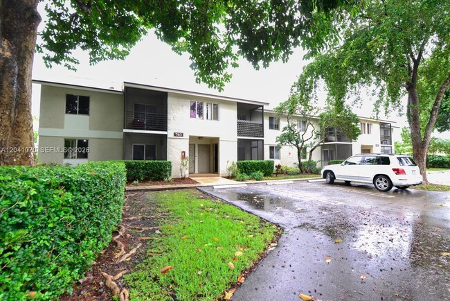 Building Photo - 703 Gardens Dr