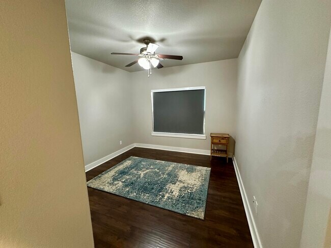 Building Photo - 405 Woodlawn Dr