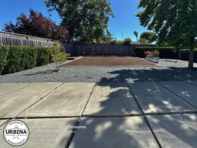 Building Photo - Charming Petaluma 2-Bedroom Home with Larg...