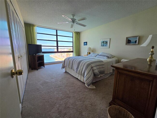 Building Photo - 7700 Sun Island Dr S
