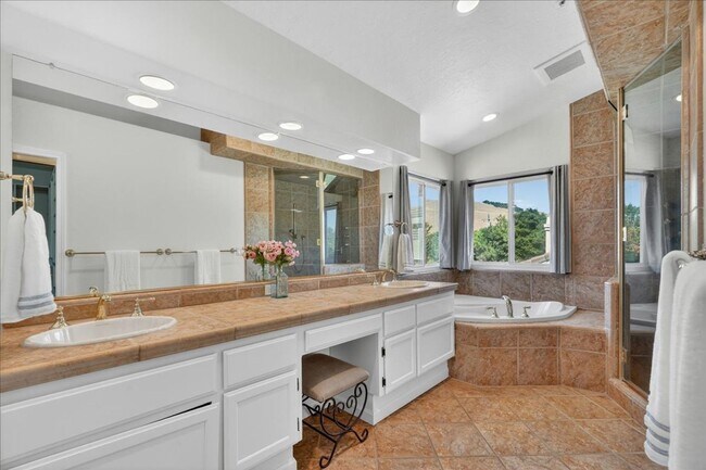 Building Photo - Toro Sunshine Expansive 4 Bed/ 3 Bath Home!