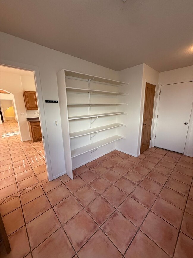 Building Photo - Beautiful 3 Bedroom/2.5 Bathroom Home Located off Roadrunner