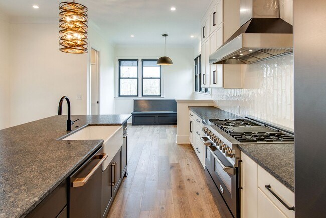 Building Photo - Like New 4 Bedroom Luxury Home in Franklin TN