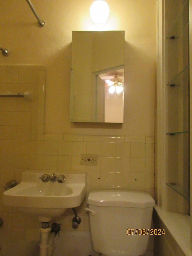 Building Photo - Available August 2025 Large Remodeled 1 Be...