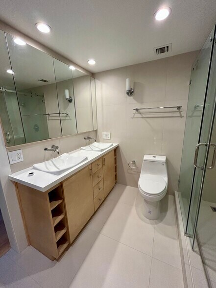 Master Bath (en suite) - 5415 Collins Ave