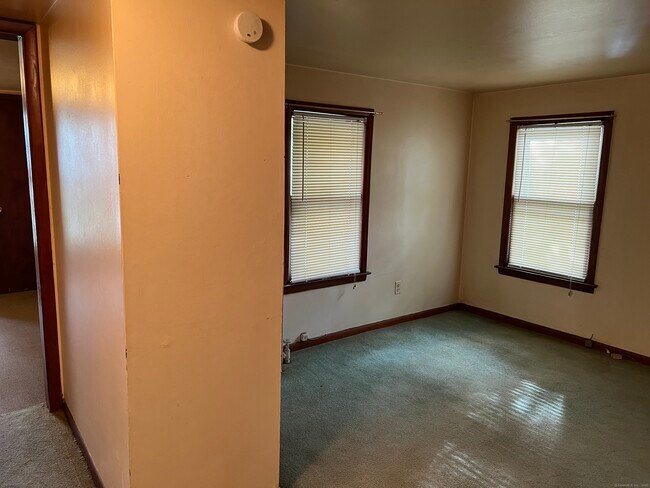 Building Photo - 909 Stratford Ave