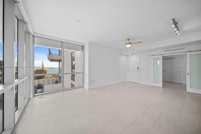Building Photo - 2150 N Bayshore Dr