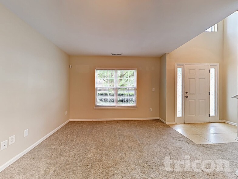 Building Photo - 5415 Kiev Dr