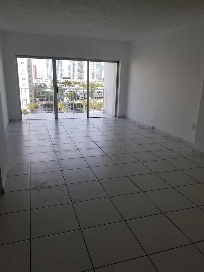 Building Photo - 500 Bayview Dr