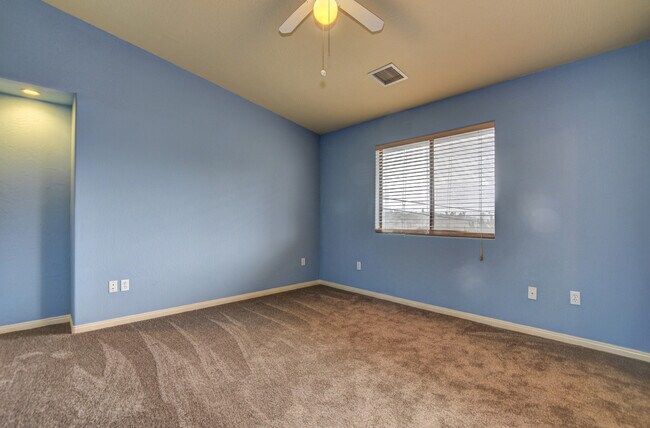 Building Photo - 3 Bedroom 3 Bath home in Diamond Valley!