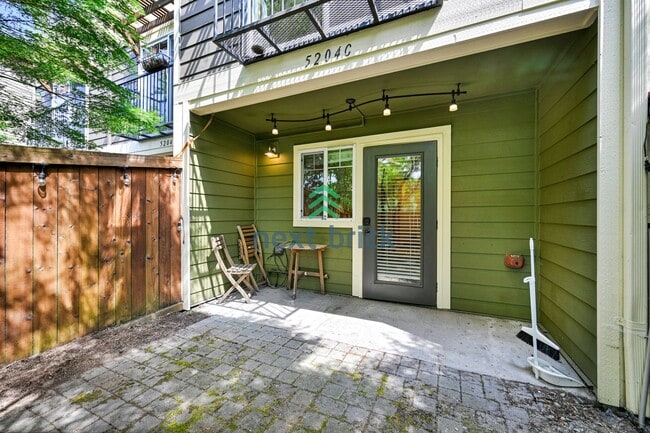 Building Photo - BEAUTIFUL 3 BEDS & 2.5 BATH TOWNHOME FOR RENT