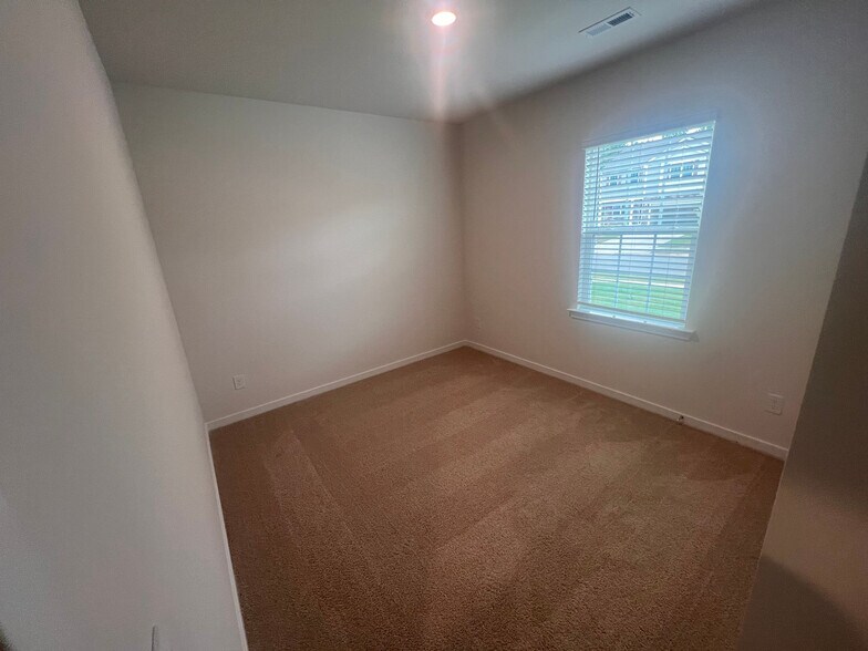 Building Photo - Room in House on Cramer Crk Dr