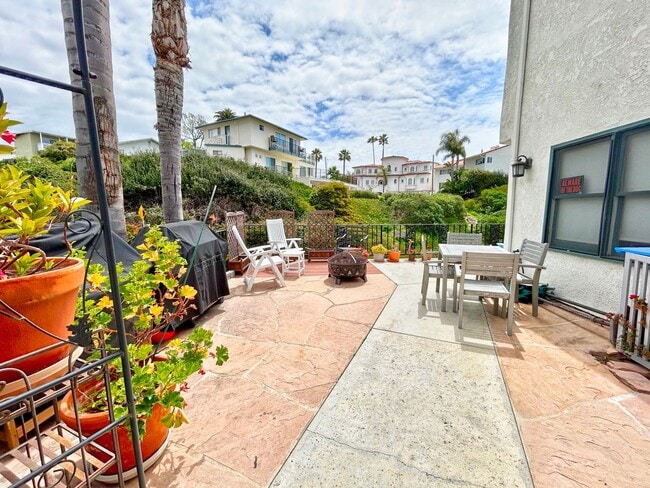 Building Photo - Steps to the beach from this Ocean View Condo with 2 car garage