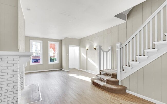 Building Photo - Bright 5 Bedroom, 1.5 Bath Home!