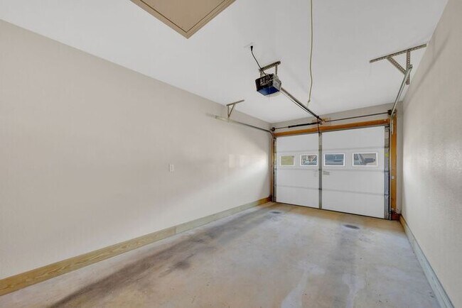 Building Photo - Hillrise Apartment 1 BR/1.5 Bath One Level with Attached Garage