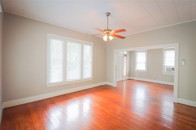 Building Photo - 3012 Avenue O 1/2