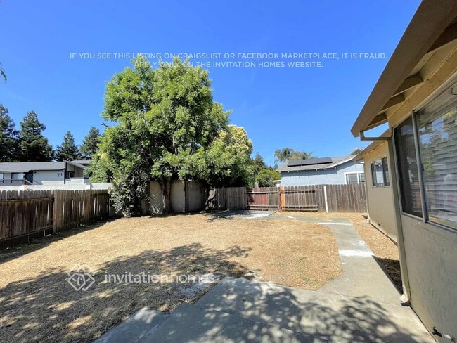 Building Photo - 1385 Meadowlark Dr