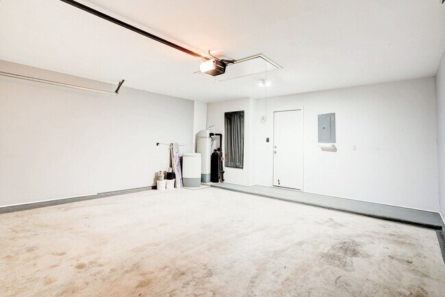 Building Photo - Charming 3BR/2BA Contemporary Home with Lu...