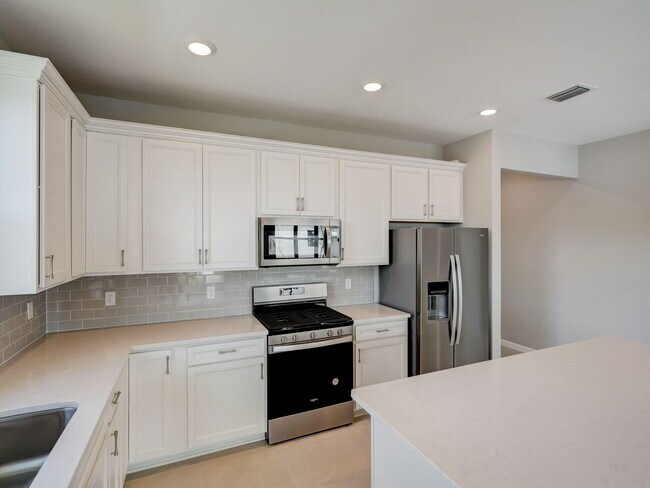 Building Photo - 757 SE Courances Dr