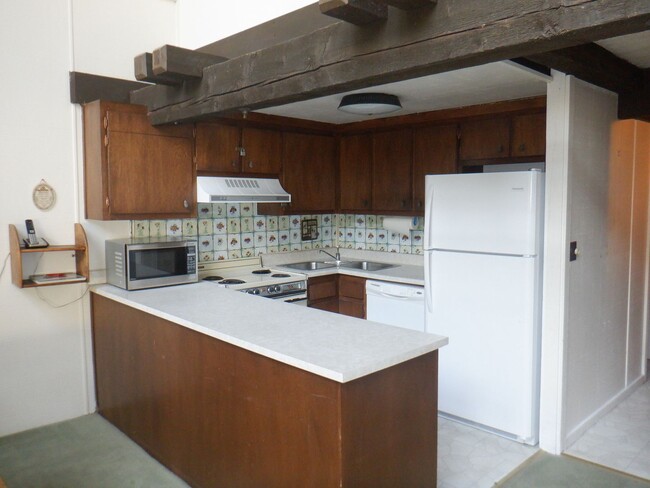Building Photo - 3 Bedroom, dog upon approval!
