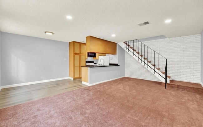 Primary Photo - Nicely Updated 2 Bed 1 Bath Condo in Antio...