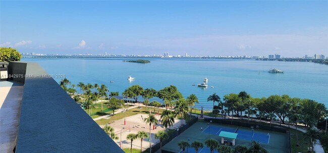 Building Photo - 1750 N Bayshore Dr