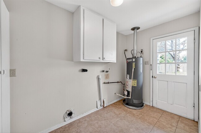 Building Photo - 2319 Blue Willow Dr