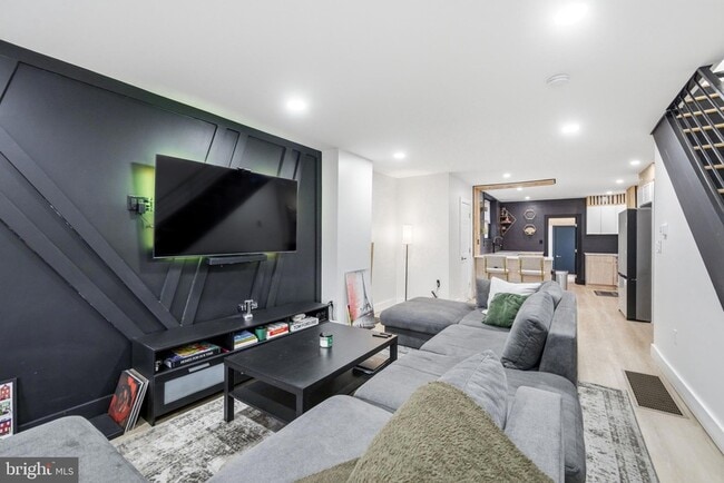 Building Photo - 268 W Duncannon Ave